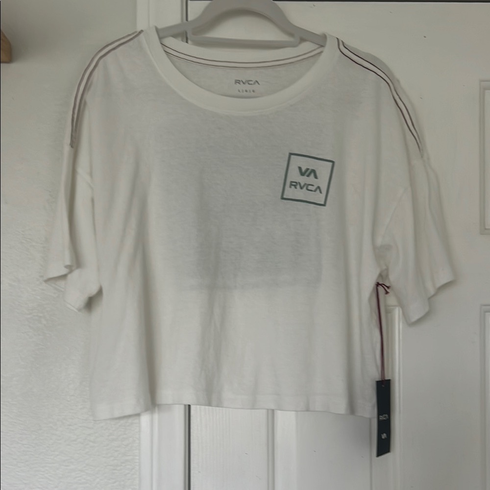 😍 Ditsy RVCA Off-White Logo Crop Top! VA all the way!